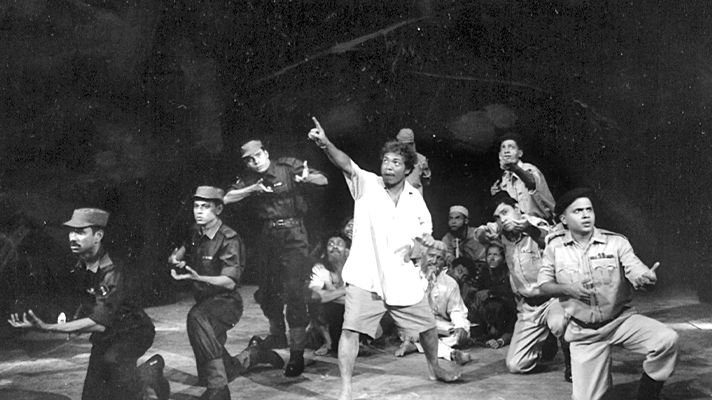 বিভাজিত সত্তার আর্তনাদ : সময়ের ভাগের মানুষ